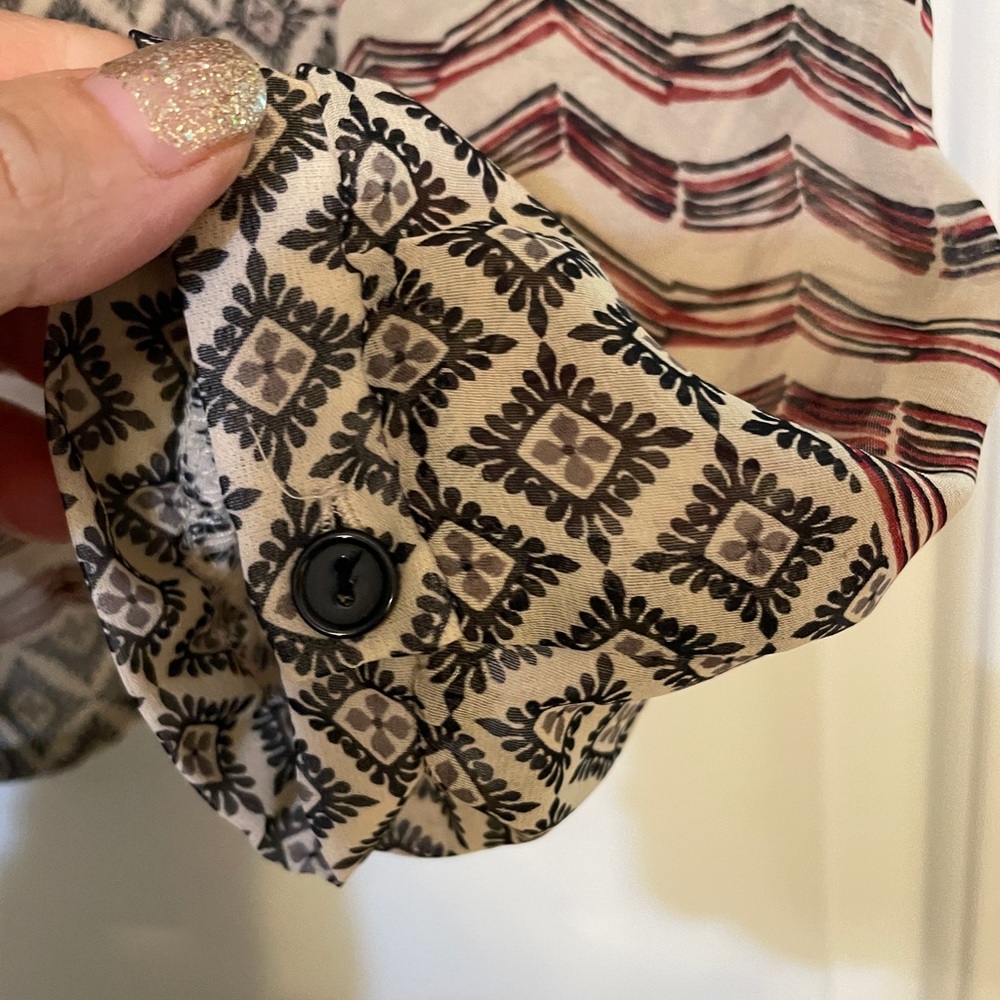 Geometric Patterned shirt - Black and Red - Picture 3 of 8